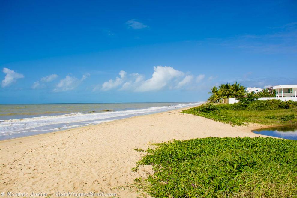 Imagem do mar e da lagoa na Praia de Lagoa Pequena em Prado.